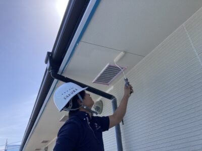 高槻市のマンション　軒天塗装の様子です🌸