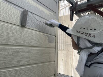 高槻市　公民館の外壁塗装の下塗り作業の様子✨