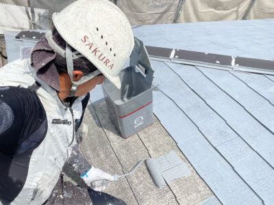 高槻市　公民館の屋根塗装　下塗りの様子です😀