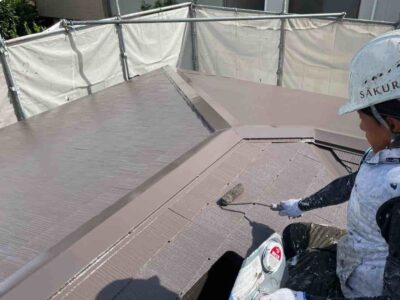 高槻市　公民館の屋根塗装　仕上げ塗りの様子🙂