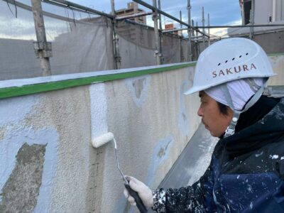 大阪市淀川区　ビルの外壁　ひび割れ補修の様子🏢