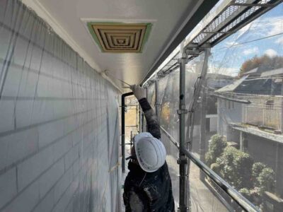 茨木市　事業用建物　外壁塗装　軒天塗装の様子👀