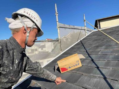 茨木市　事業用建物　屋根塗装　縁切り材タスペーサーの様子🔎