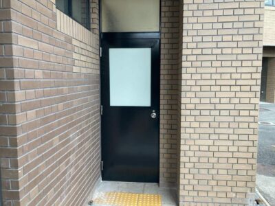 枚方市　公共施設のドア塗装　ビフォーアフター🚪