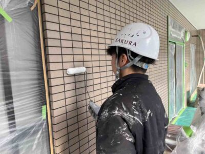 京都府　伏見区　マンションのタイル撥水剤塗装の様子🧐