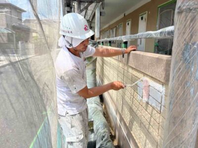 高槻市　寿町のマンション　外壁塗装下塗りの様子😄