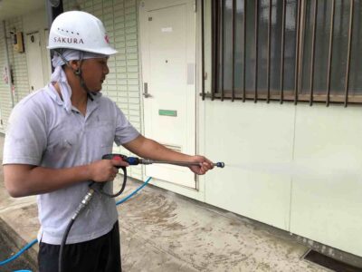 高槻市　芝生町のマンション　高圧洗浄の様子🚿