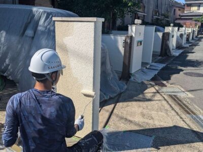 枚方市　養父丘のテラスハウス　外塀塗装の様子🎨