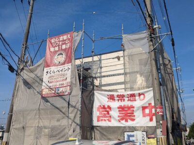 枚方市　養父元町の店舗　屋根塗装下塗りの様子🎨