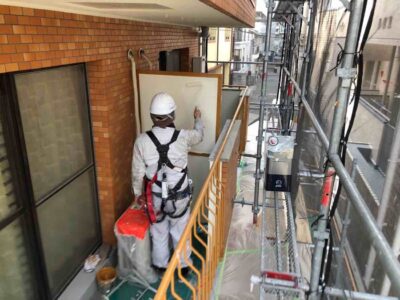 高槻市　大畑町　マンションの隔て板（パーテーション）塗装の様子🌞