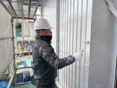 高槻市　郡家新町の店舗　外壁塗装仕上げ塗り1回目の様子🎨
