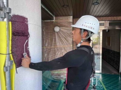 豊中市　上新田のマンション　外壁塗装工事 上塗りの様子🎨