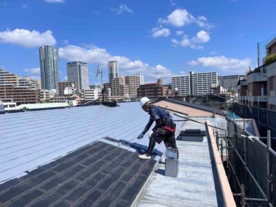 豊中市　上新田のマンション　屋根塗装工事の下塗り作業の様子🌞