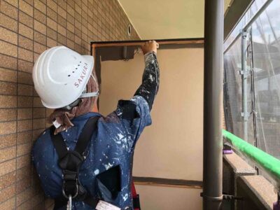 豊中市　上新田のマンション　パーテーション補修と塗装の様子🎨