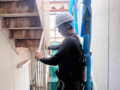 高槻市　土室町のマンション　鉄部ケレン作業の様子🦾