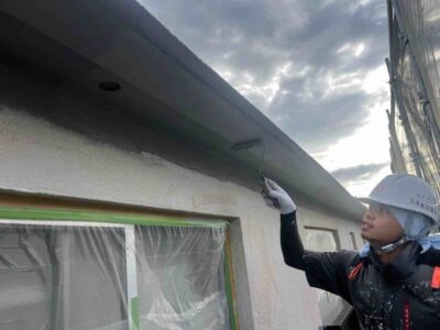 高槻市　富田町のマンション　軒天塗装の様子🪄