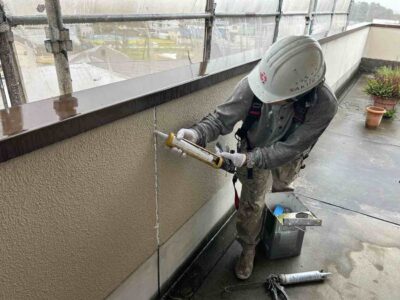 高槻市　岡本町　ビルのコーキング打設工事の様子🔍