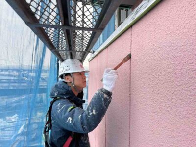 枚方市　津田北町のマンション　コーキングプライマー塗り作業の様子🔎