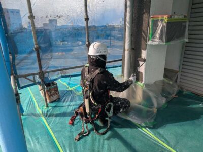 枚方市　津田北町のマンション　外壁塗装仕上げ塗り作業の様子🔎