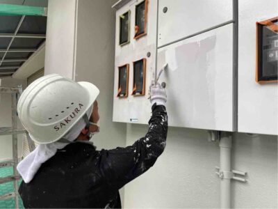 茨木市　沢良宜西のマンション　付帯物塗装の様子🎨