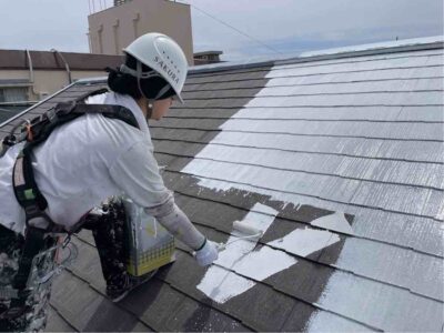 茨木市 沢良宜西のアパート 屋根の下塗り作業の様子🌞