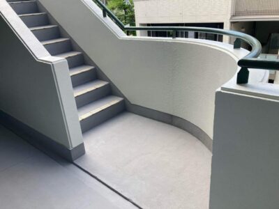 茨木市　沢良宜西のマンション　共用部塗装のビフォーアフター🪄🎨