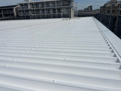 吹田市　南金田の倉庫　折半屋根塗装のビフォーアフター🪄